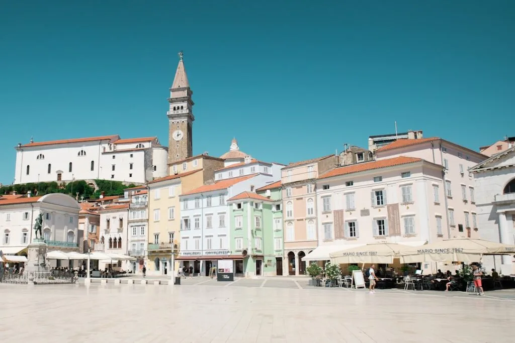 Place principale de Piran, façades pastel et campanile dominant