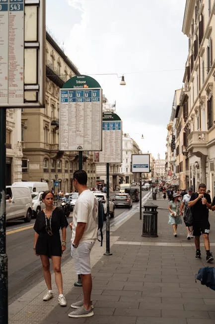 Drukke winkelstraat in Trieste met voetgangers en haltes in beeld