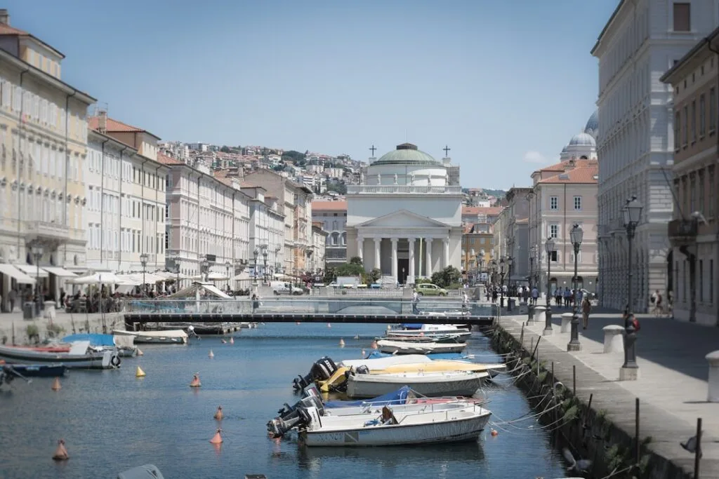 Canal Grande de Trieste bordé de bateaux et bâtiments néoclassiques