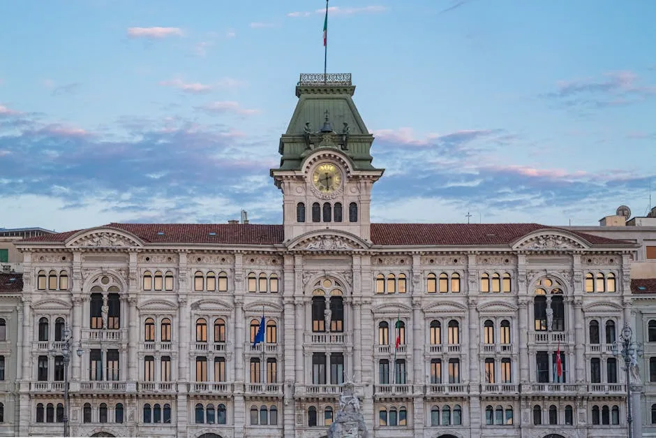 Façade ornée de l'hôtel de ville de Trieste avec horloge centrale