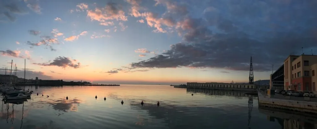 Panorama calme du port de Trieste au lever du soleil