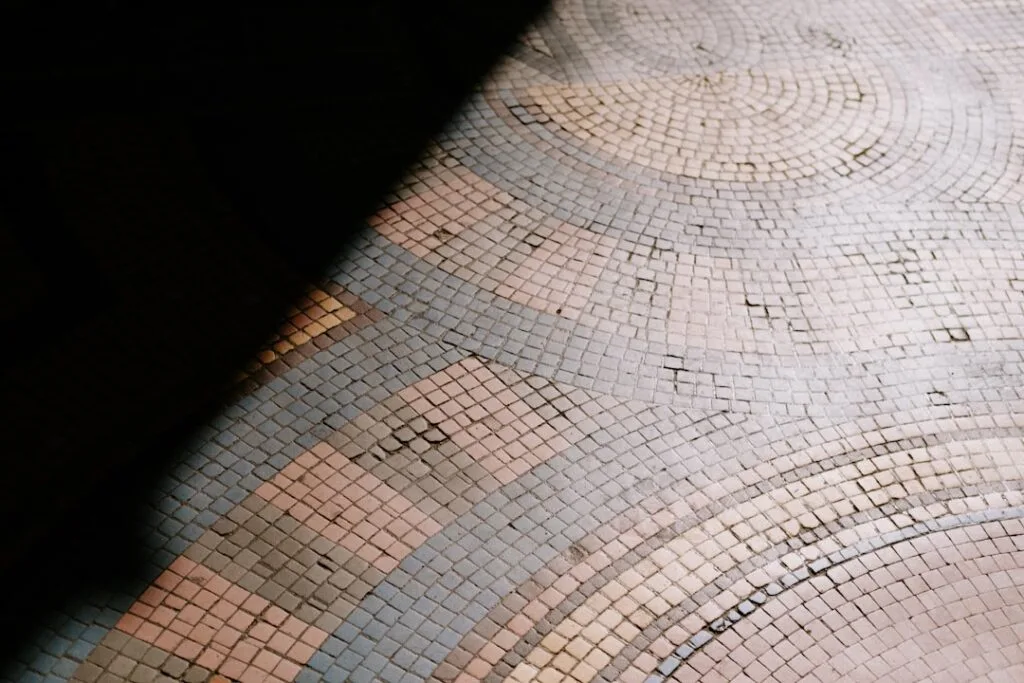 Motifs de mosaïque circulaire au sol d'Aquileia, ombre sur tesselles