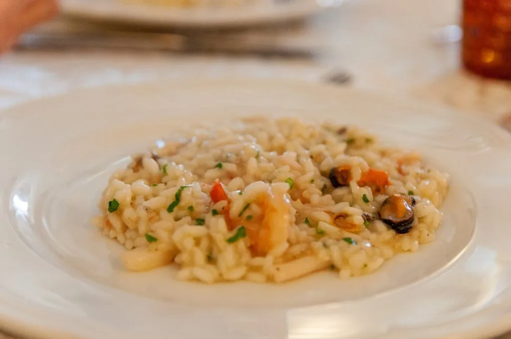 Assiette de risotto aux fruits de mer, présentation simple et appétissante