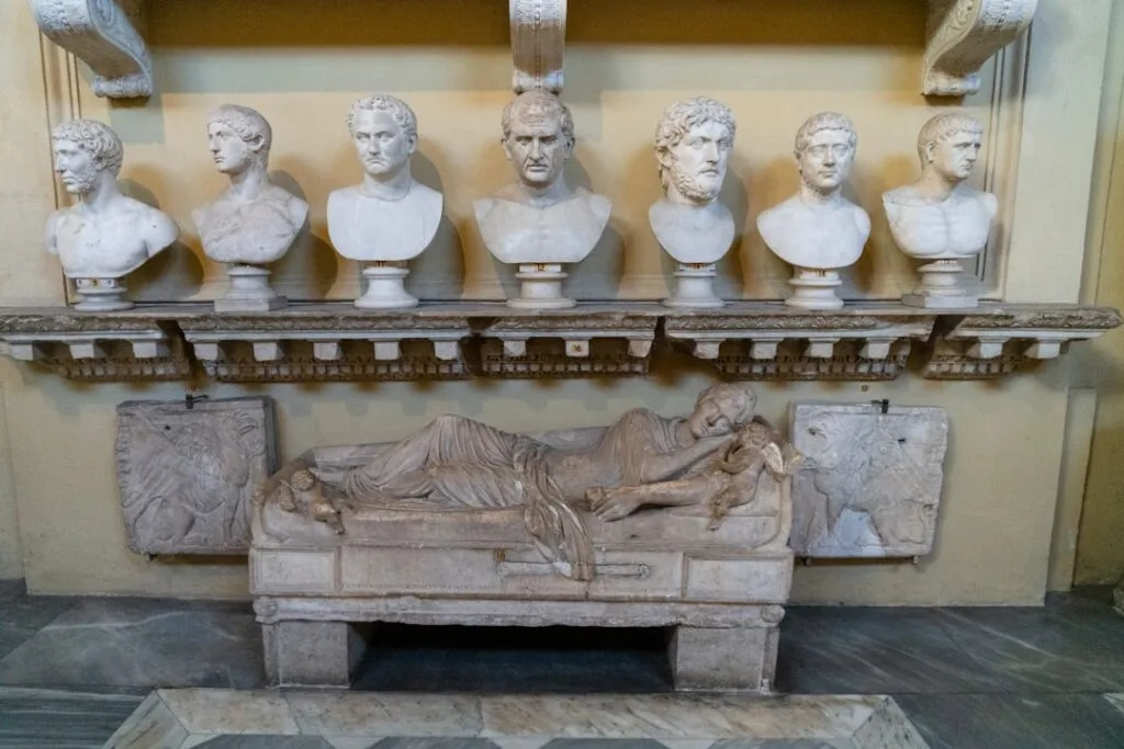 Sarcophage sculpté et rangée de bustes romains au musée d'Aquileia