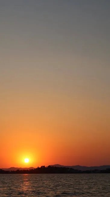 Coucher de soleil orange sur la mer, silhouette côtière de Trieste