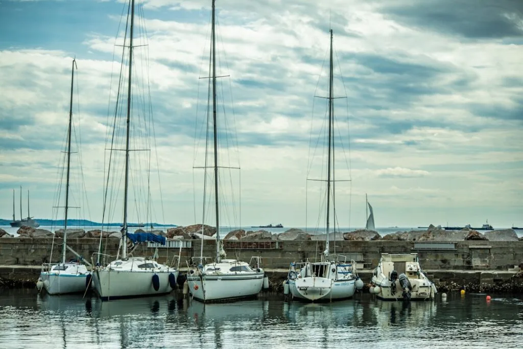 voiliers amarrés dans le port de Trieste sous un ciel nuageux