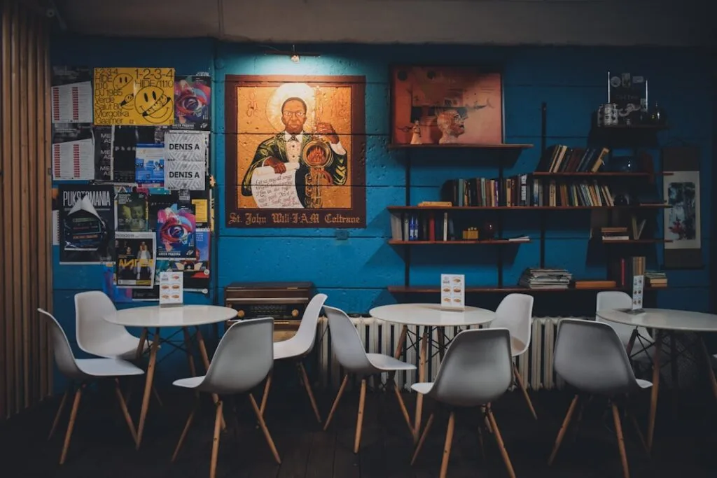 Intérieur d'un café alternatif à Trieste avec mur bleu et affiches