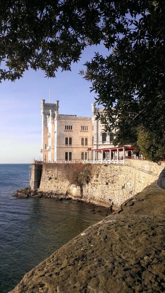 Château de Miramare à Trieste posé sur une falaise surplombant la mer