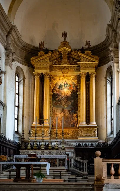 Retable baroque doré illuminé dans le chœur d'une église de Trieste