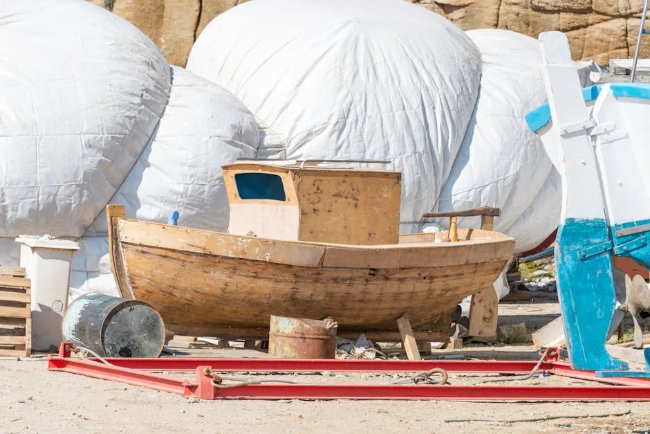 Petit bateau en bois en cours de réparation dans un chantier de Trieste
