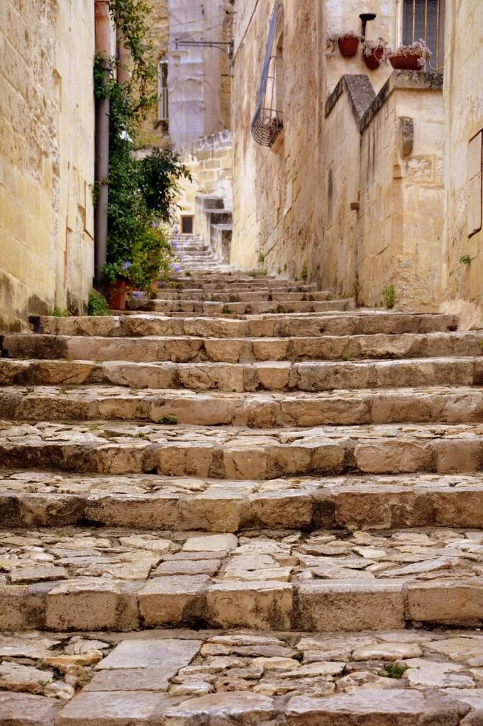 Escalier en pierre ancien dans une ruelle étroite de Trieste