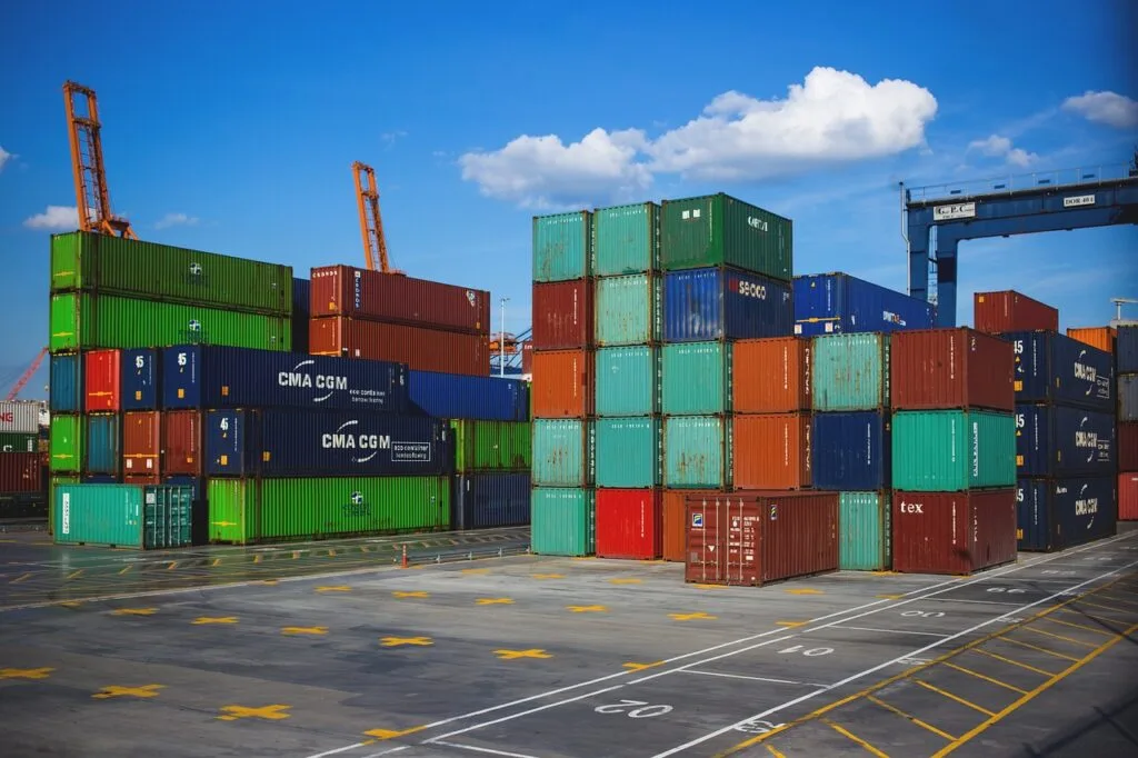 Empilement de conteneurs colorés dans un terminal portuaire