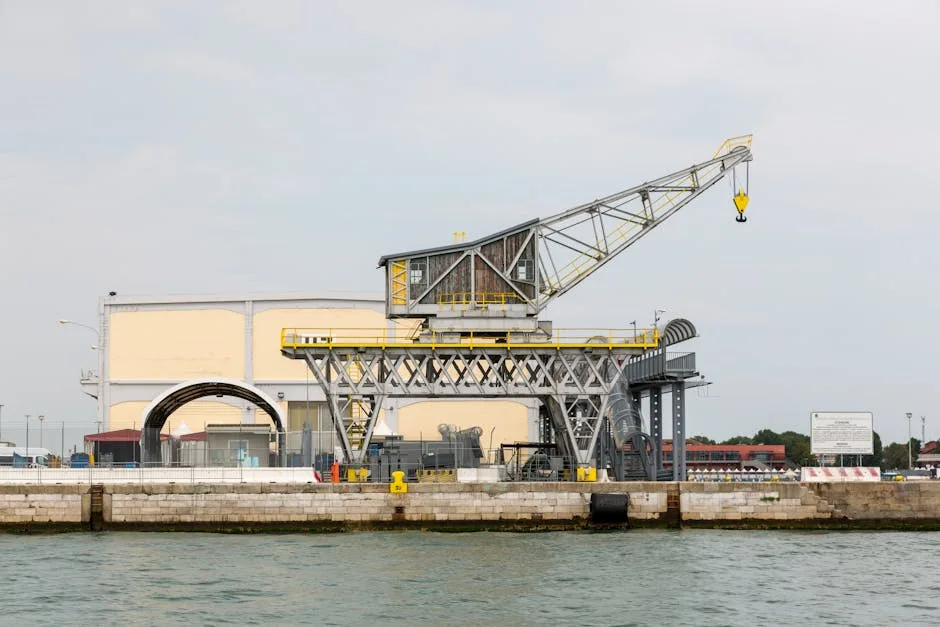 Ancienne grue portuaire métallique installée sur le quai du port de Trieste