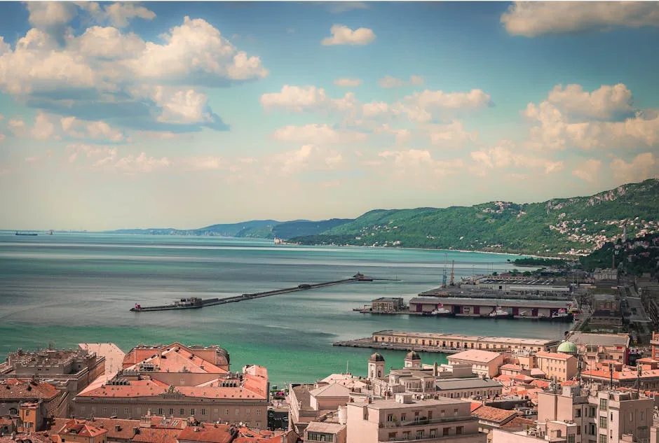 Vue panoramique du golfe de Trieste et du port depuis la ville