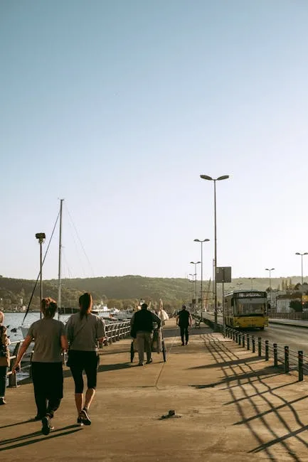 Promenade côtière animée avec joggeurs et bus à Trieste.