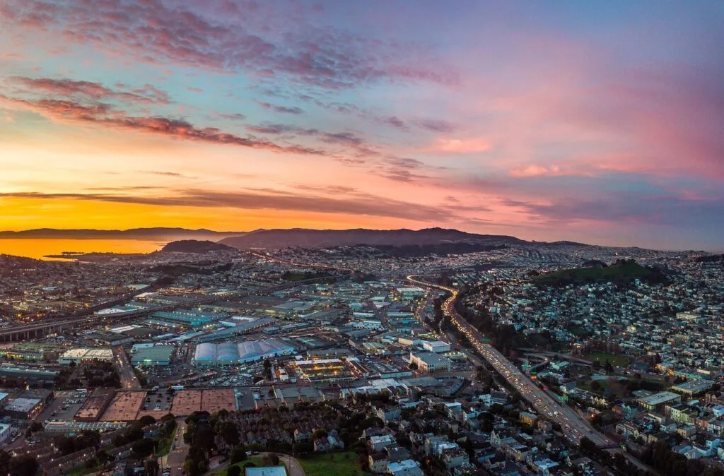 Vue aérienne de la baie et des collines de Trieste au coucher