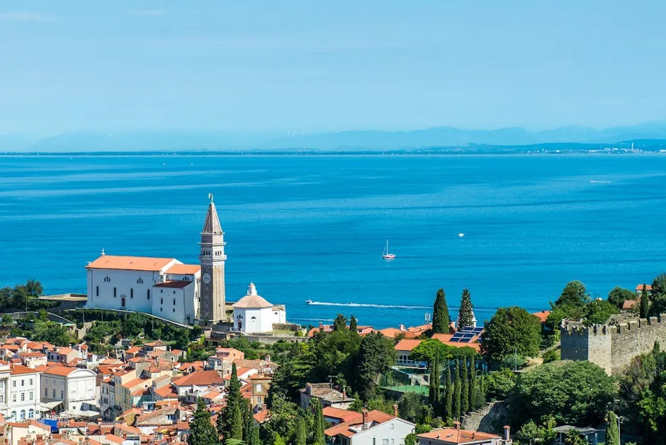Clocheton et église face au vaste golfe bleu de Trieste
