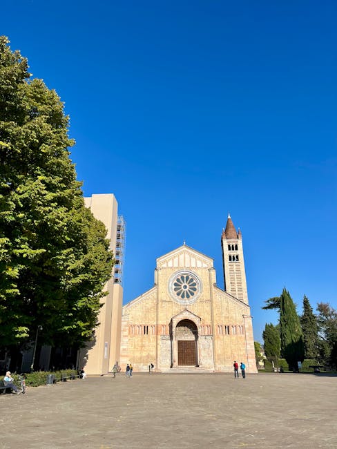 Cathédrale San Giusto de Trieste devant une large place sous ciel bleu