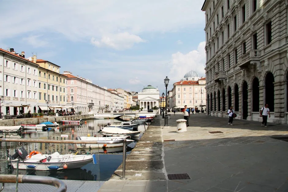 Canal Grande de Trieste bordé de bateaux et d'arcades monumentales