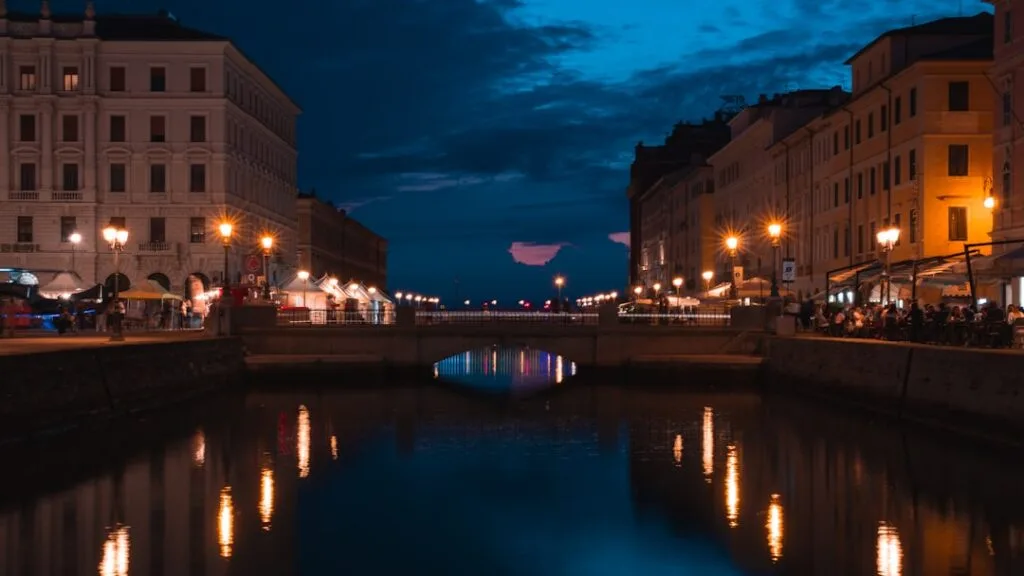 Canal central de Trieste la nuit, pont et réverbères réfléchis