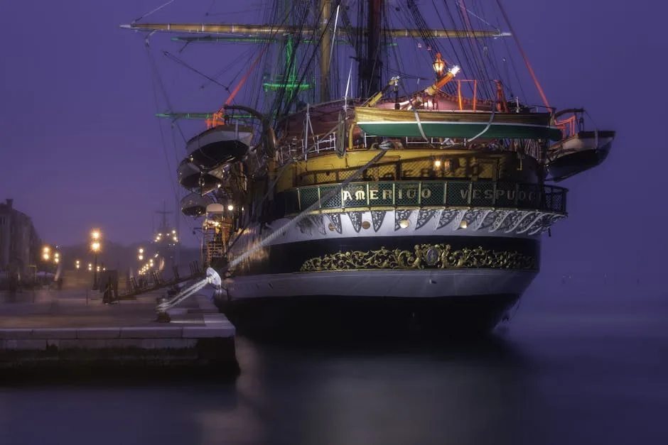 Arrière du navire Amerigo Vespucci amarré à Trieste, lumières nocturnes