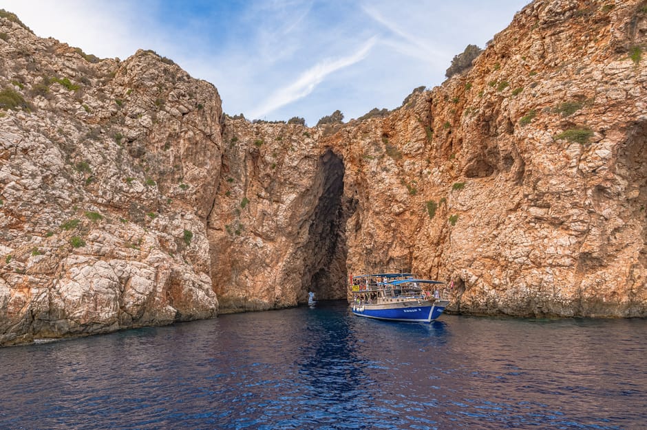 Bateau touristique s'approchant d'une grande grotte marine près de Trieste