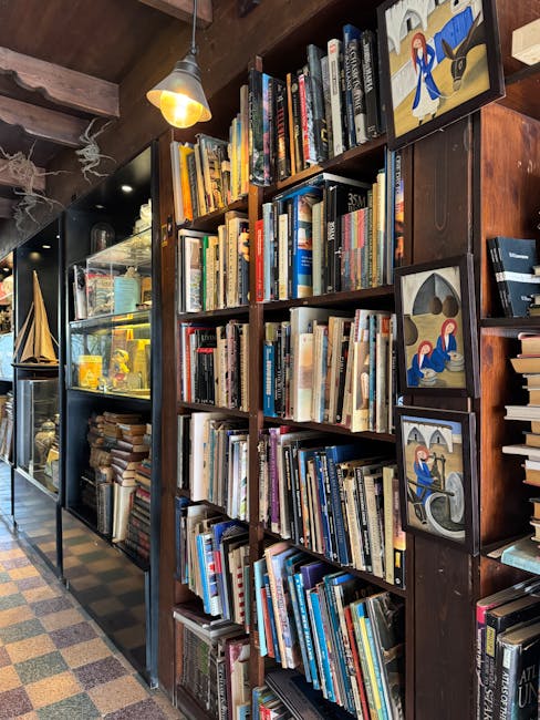 Étagères en bois chargées de livres variés dans une boutique cosy