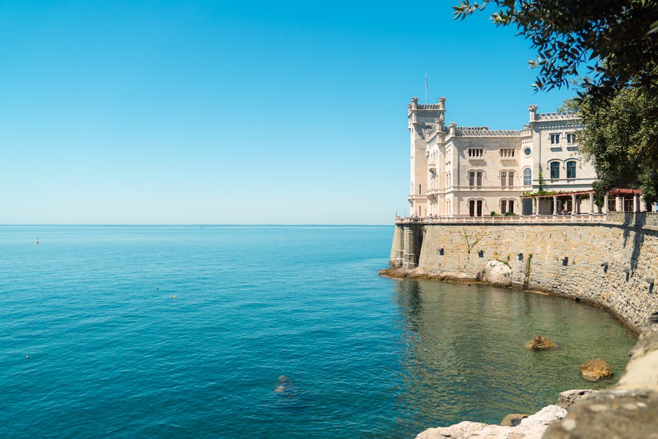 Château de Miramare sur la côte de Trieste, eau turquoise calme