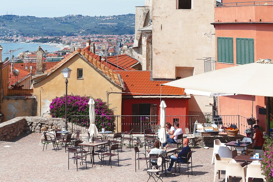 Terrasse de café à Trieste, tables éparses et vue sur les toits