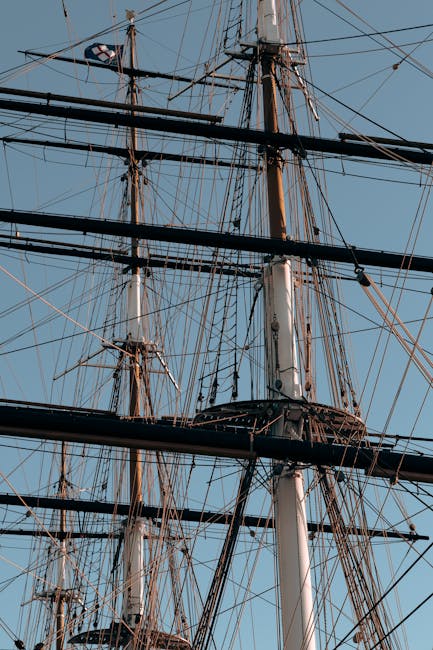 Mâts et gréements entremêlés d'un grand voilier à Trieste