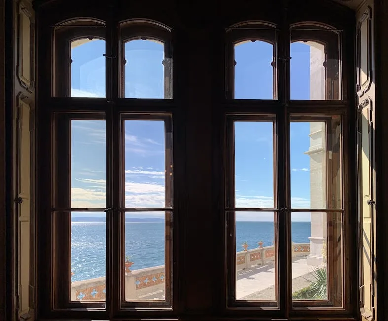 Vue sur la mer Adriatique depuis une fenêtre du château de Miramare