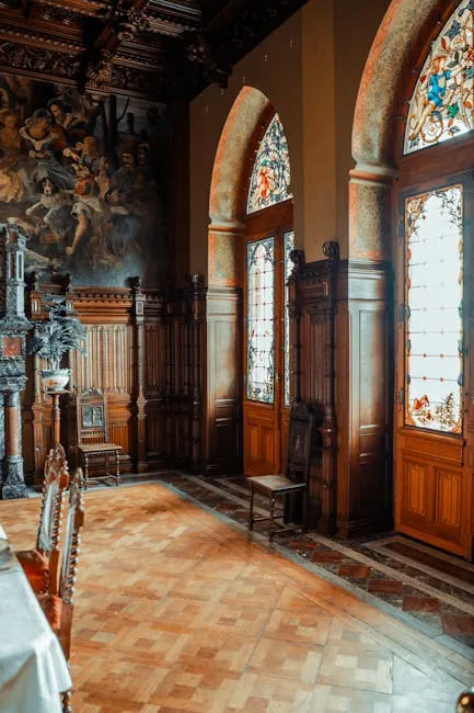 Salle ornée du château de Miramare à Trieste, fenêtres en vitrail.