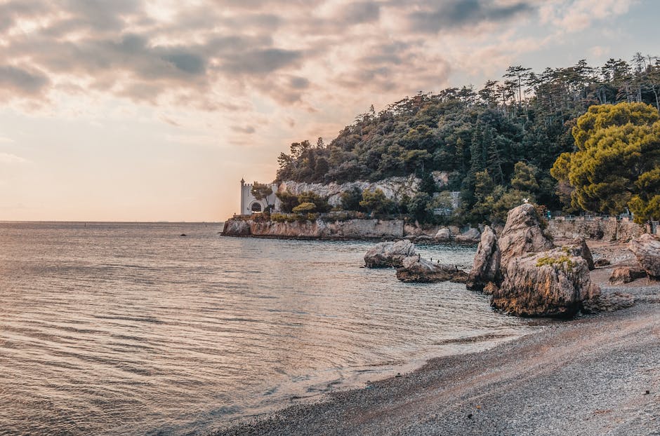 Côte rocailleuse près de Miramare à Trieste au coucher de soleil