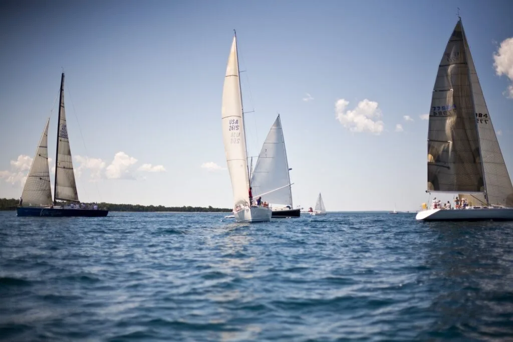 Voiliers de régate naviguant au large de Trieste par mer calme