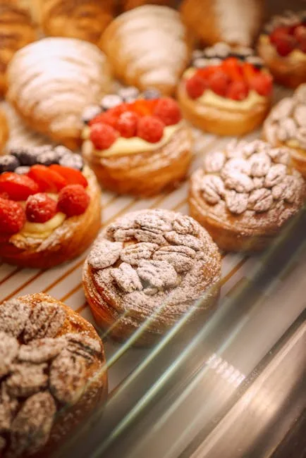 Pâtisseries feuilletées garnies de fruits rouges et sucre glace