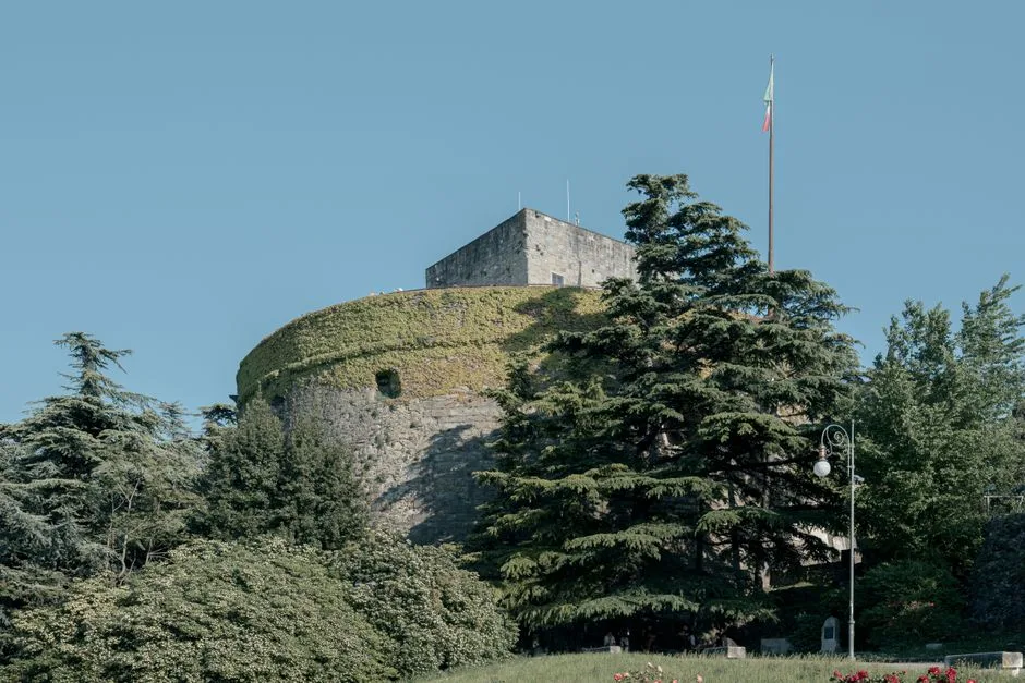 Forteresse ronde surplombant Trieste, murs en pierre couverts de lierre