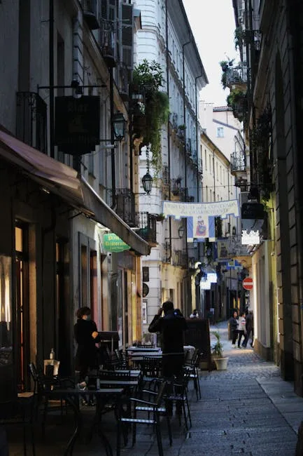 Terrasse de café dans une ruelle étroite du centre historique de Trieste