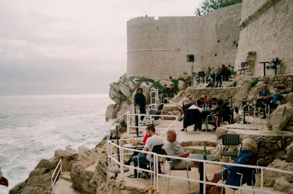 Terrasses d'un café sur les rochers face à la mer à Trieste