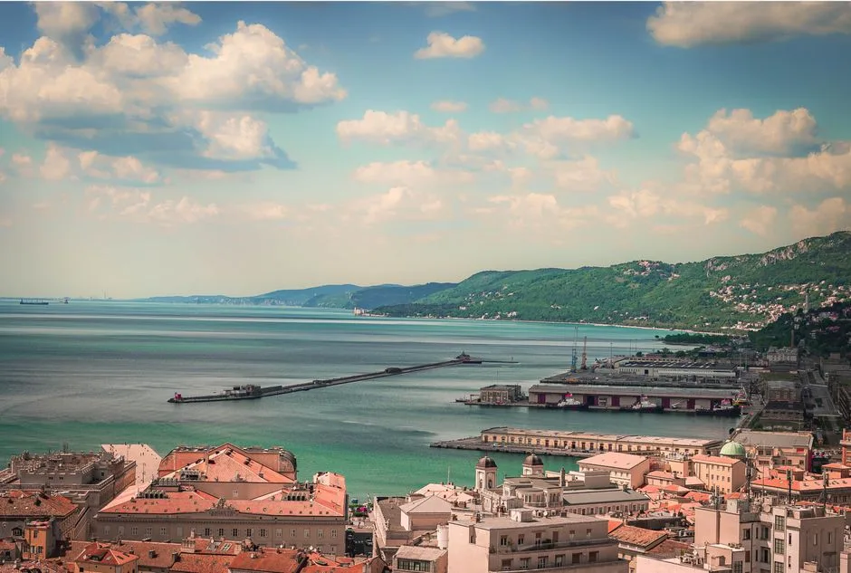 Vue panoramique sur le port et la baie de Trieste