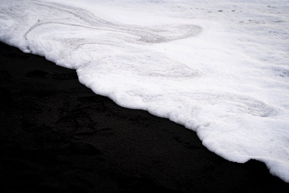 Piana fal na czarnej, wulkanicznej plaży Wysp Eolskich
