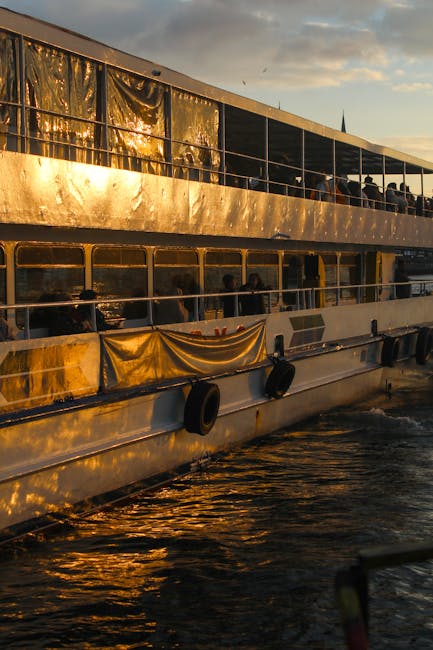 Veerboot glanzend in gouden zonlicht bij Eolische Eilanden haven