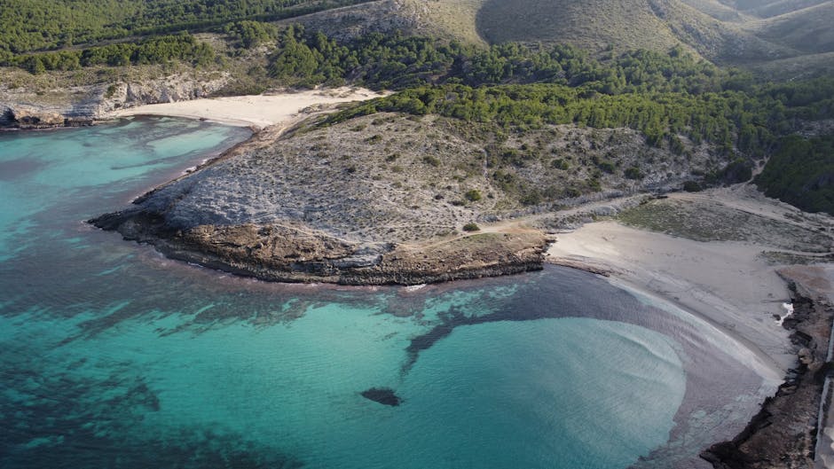 Luchtfoto van turquoise baai en kliffen aan Eolische Eilanden kust