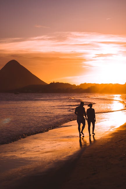 Coppia che passeggia sulla spiaggia di Ficogrande al tramonto
