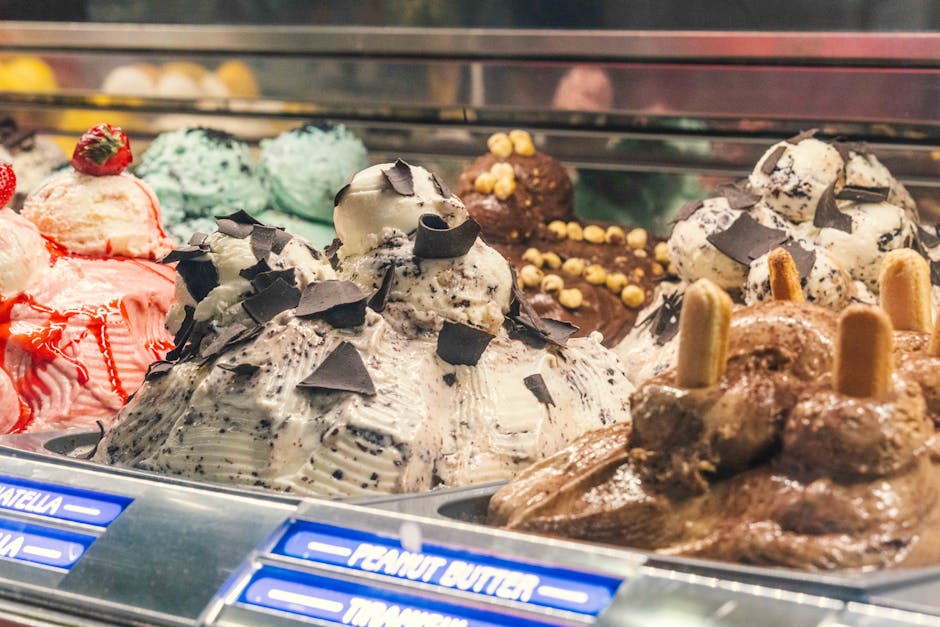 Bunte Eiskugeln mit Schokoladenraspeln in einer Gelateria der Îles Éoliennes
