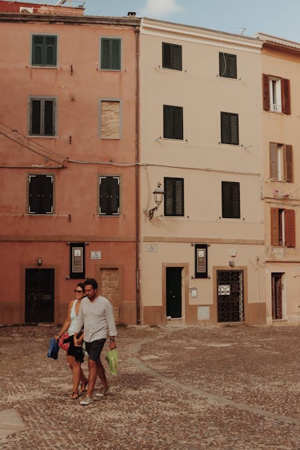 Paar spaziert auf Lipari