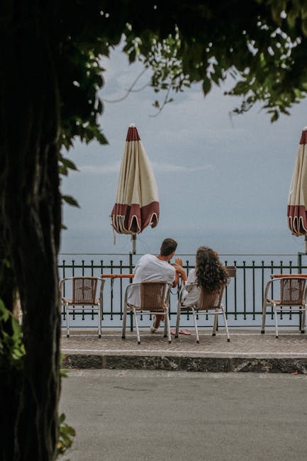 Para ogląda Stromboli z wyspy Vulcano