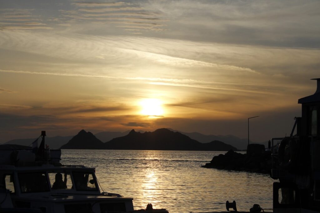 Tramonto dorato sul mare con le Isole Eolie all'orizzonte