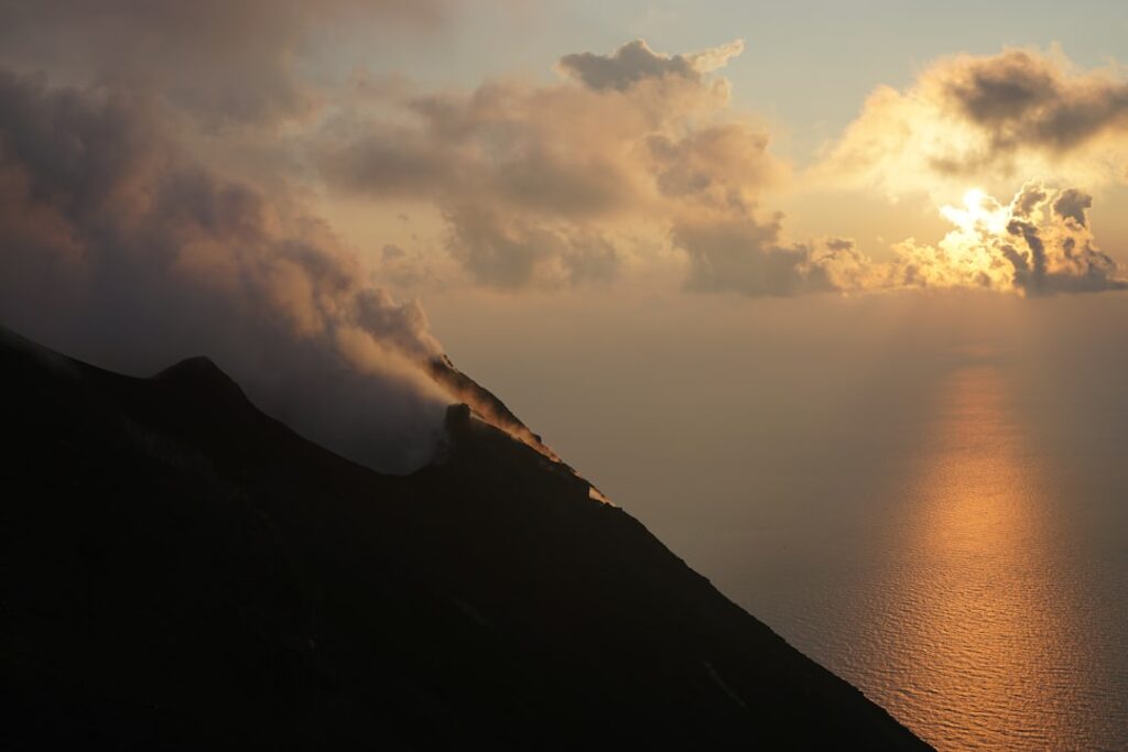 Terrazza d'hotel con vista sul tramonto e coppia a Stromboli