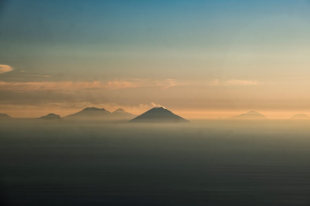 Tramonto sul vulcano Stromboli visto dal mare