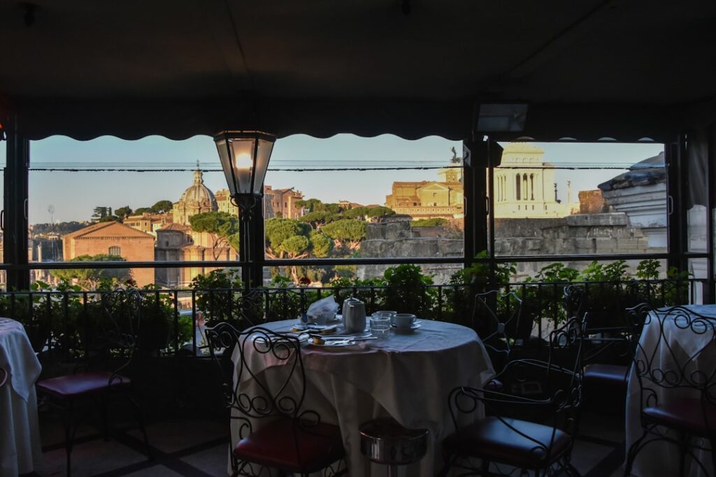 Terrazza coperta con tavolo apparecchiato e vista su cupole storiche